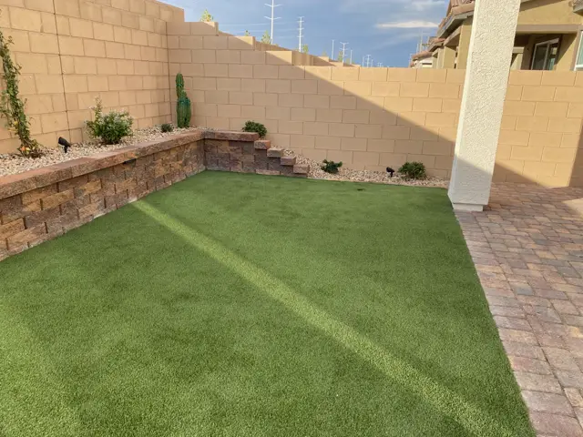 PetPlay synthetic turf in a Tucson area yard, photo 2